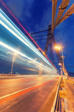 Köprüde Moskova Kiev gece ışık yollar