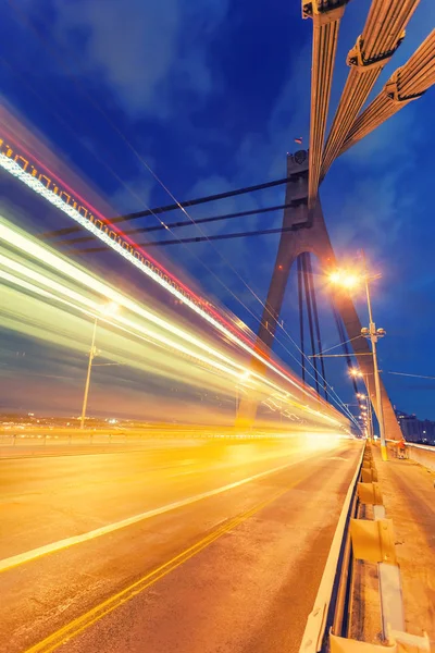 Světlé Stezky Mostě Moskva Kyjevě Noci — Stock fotografie