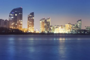 Kiev şehir manzarası gece