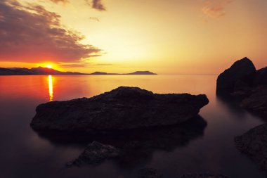 Dağlarla dolu sabah deniz manzarası. Minimalist Deniz Burnu. Sahil Gündoğumu. 