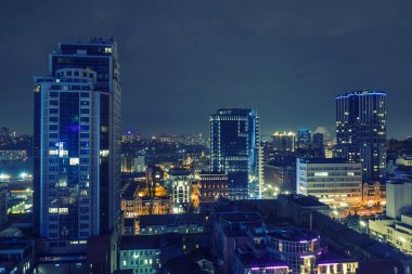 Ukrayna 'nın Kyiv şehrinin gece hava manzarası