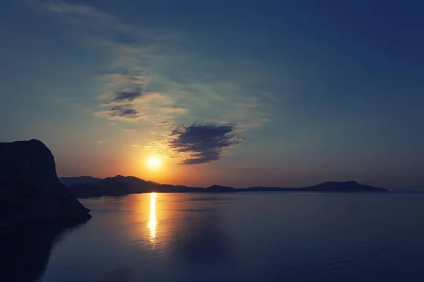 Morgenlandschaft Mit Bergen Minimalistische Meereslandschaft Sonnenaufgang Der Küste — Stockfoto