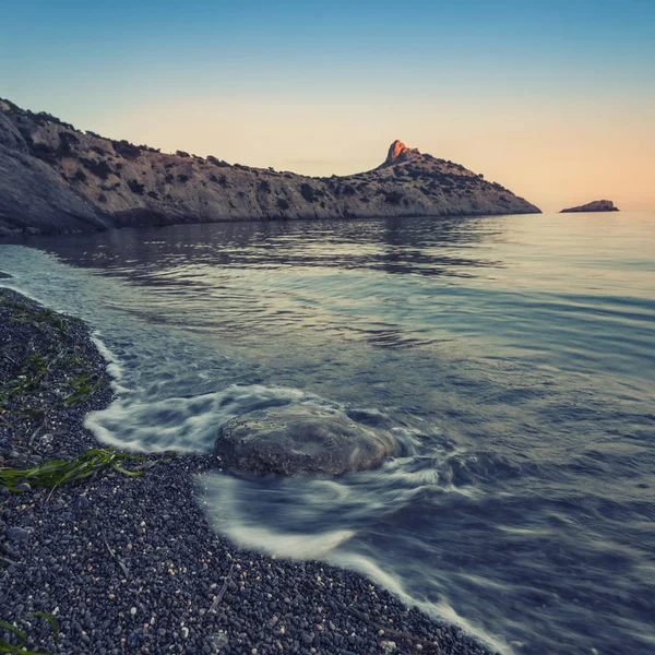 Morgenlandschaft Mit Bergen Minimalistische Meereslandschaft Sonnenaufgang Der Küste — Stockfoto