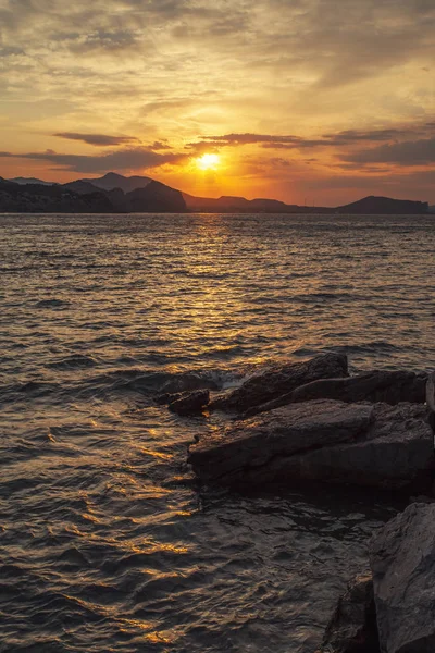 山と朝の風景 ミニマリストの海景 海岸日の出 — ストック写真