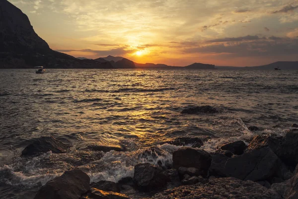 Morgenlandschaft Mit Bergen Minimalistische Meereslandschaft Sonnenaufgang Der Küste — Stockfoto