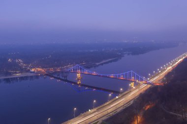 Ukrayna 'nın Kyiv şehrinin gece hava manzarası