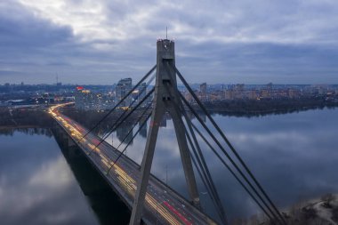 Ukrayna 'nın Kyiv şehrinin gece hava manzarası
