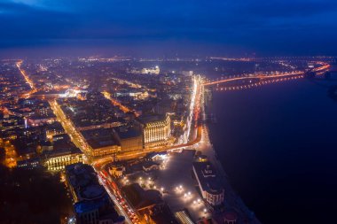 Ukrayna 'nın Kyiv şehrinin gece hava manzarası