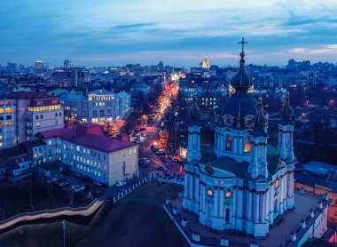 Geceleri Andrew 'un kilisesinde. Kiev, Ukrayna. Kyiv 'in hava görüntüsü
