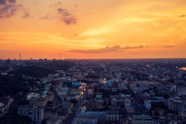 Ukrayna 'nın Kyiv şehrinin gece hava manzarası