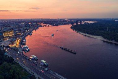Ukrayna 'nın Kyiv şehrinin gece hava manzarası