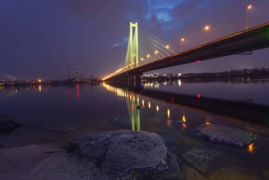 Güney köprüsü, Kiev, Ukrayna. Gün batımında Dinyeper Nehri 'nin karşısındaki köprü. Kiev köprüsüne karşı Kiev 'de güzel bir günbatımı. 