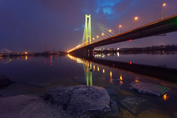 夜の南橋 キエフ ウクライナ ドニエプル川を渡って日没時の橋 キエフの美しい夕日を背景にキエフ橋 — ストック写真