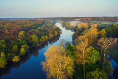 Bir parkın ve nehrin en iyi görüntüsü.