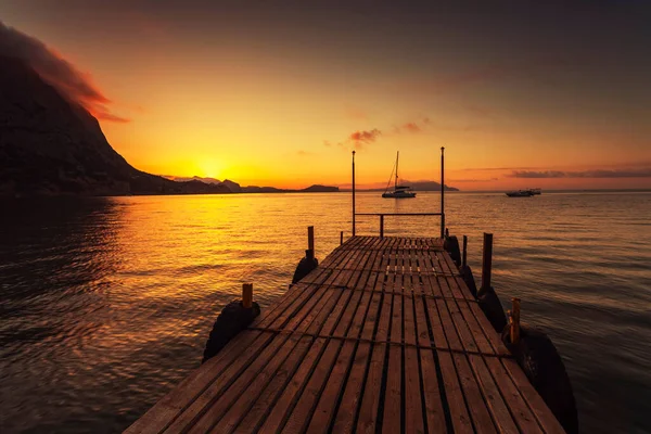 Hermoso Amanecer Una Costa Mar Con Montañas — Foto de Stock