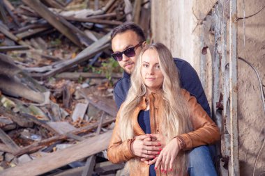 Grunge kentinin arka planında güzel bir çift portresi