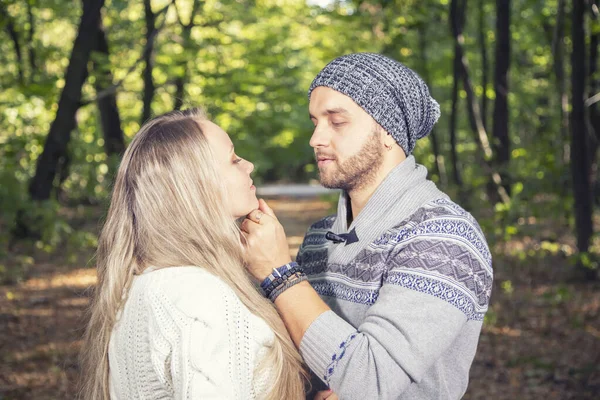 Ritratto Giovane Coppia Che Gode Una Giornata Nel Parco Insieme — Foto Stock