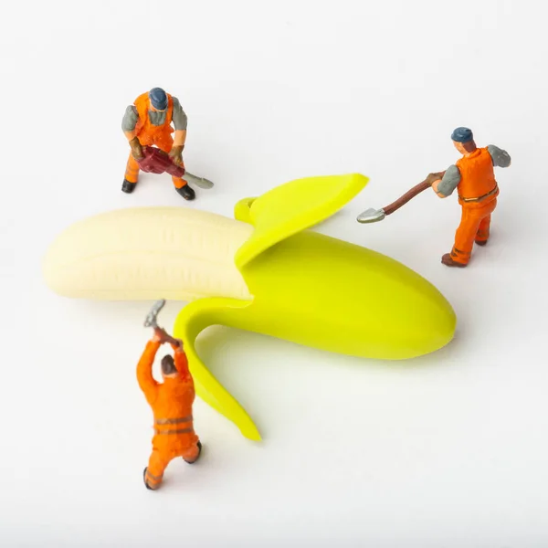 Miniature People Move Banana Concept Collective Solution Any Problem — Stock Photo, Image