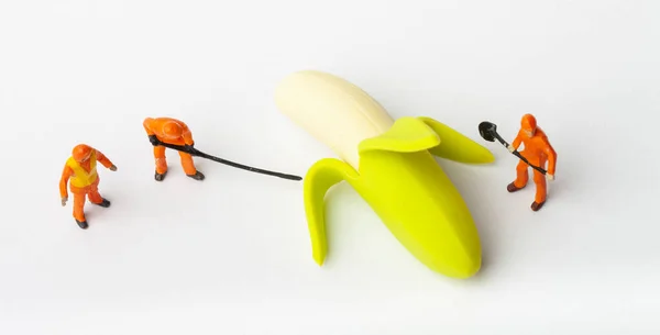 Μικροσκοπικοί Άνθρωποι Μετακινούν Μπανάνες Έννοια Της Συλλογικής Λύσης Οποιοδήποτε Πρόβλημα — Φωτογραφία Αρχείου