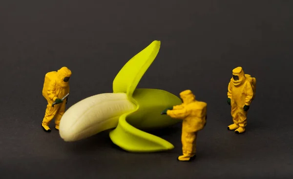 Grupo Personas Traje Protector Inspeccionando Plátano Macro Fotografía —  Fotos de Stock