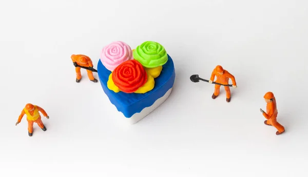 Миниатюрные Люди Перемещают Торт Приготовление Пищи Украшения Концепции Концепция Коллективного — стоковое фото