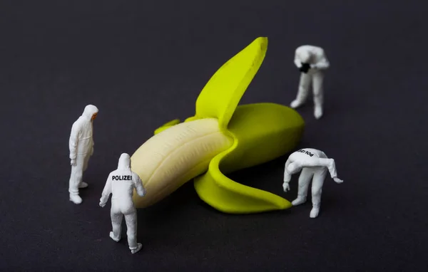 Grupo Personas Traje Protección Inspeccionando Plátano Sobre Fondo Negro Macro —  Fotos de Stock