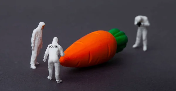 Grupo Personas Traje Protector Inspeccionando Zanahoria Sobre Fondo Negro Macro —  Fotos de Stock