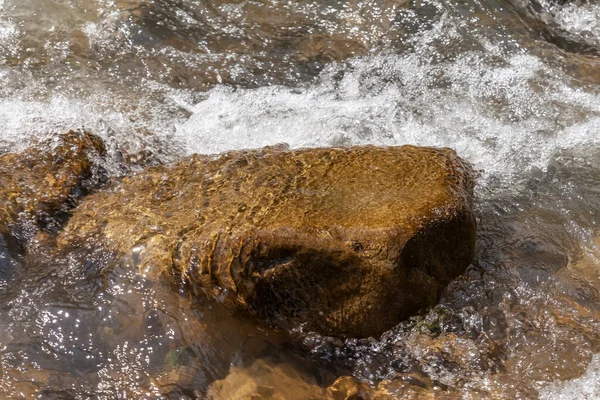 Cachoeira Córrego Florestal Nas Montanhas Dos Cárpatos — Fotografia de Stock