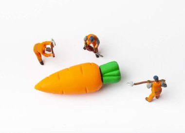 Minyatür insanlar havuç taşır. Herhangi bir soruna toplu çözüm kavramı.