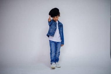 Beyaz arka planda siyah erkek