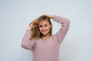 güzel kızı farklı pozlar farklı duygular farklı kıyafetler farklı kökenden gösterir