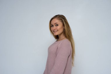 güzel kızı farklı pozlar farklı duygular farklı kıyafetler farklı kökenden gösterir