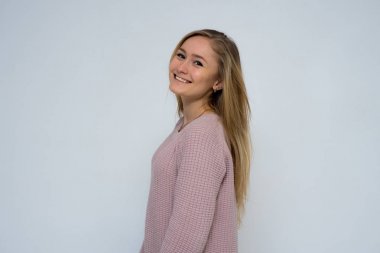 güzel kızı farklı pozlar farklı duygular farklı kıyafetler farklı kökenden gösterir