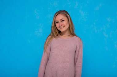 güzel kızı farklı pozlar farklı duygular farklı kıyafetler farklı kökenden gösterir