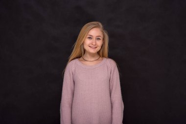 güzel kızı farklı pozlar farklı duygular farklı kıyafetler farklı kökenden gösterir