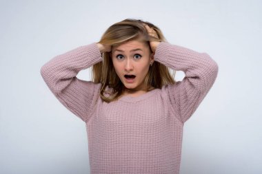 güzel kızı farklı pozlar farklı duygular farklı kıyafetler farklı kökenden gösterir