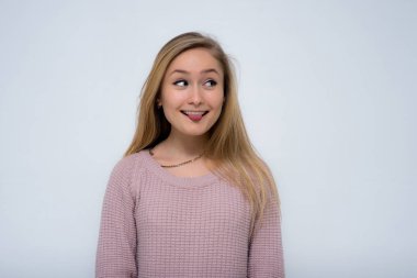 güzel kızı farklı pozlar farklı duygular farklı kıyafetler farklı kökenden gösterir