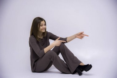 Sevimli genç kız üzerinde farklı pozlar farklı duygular gösterilen farklı kökenden farklı giysili güzel genç