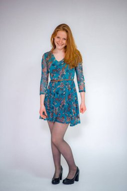 Sevimli güzel kızıl saçlı kız farklı giysiler farklı arka plan üzerinde farklı pozlar farklı duygular gösterir