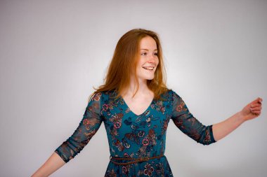 Sevimli güzel kızıl saçlı kız farklı giysiler farklı arka plan üzerinde farklı pozlar farklı duygular gösterir