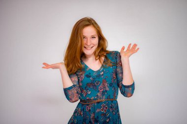 Sevimli güzel kızıl saçlı kız farklı giysiler farklı arka plan üzerinde farklı pozlar farklı duygular gösterir