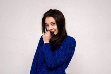 Şirin esmer güzel kız farklı teşkil etmektedir farklı duygular farklı kıyafetler farklı kökenden gösterir