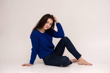 Şirin esmer güzel kız farklı teşkil etmektedir farklı duygular farklı kıyafetler farklı kökenden gösterir