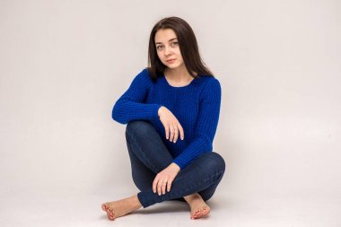 Şirin esmer güzel kız farklı teşkil etmektedir farklı duygular farklı kıyafetler farklı kökenden gösterir