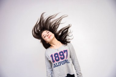 Şirin esmer güzel kız farklı teşkil etmektedir farklı duygular farklı kıyafetler farklı kökenden gösterir