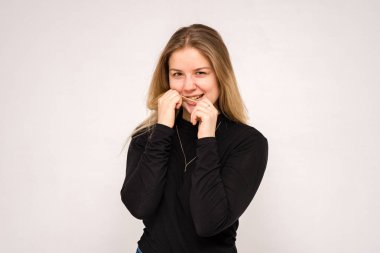 güzel kızı farklı pozlar farklı duygular farklı kıyafetler farklı kökenden gösterir