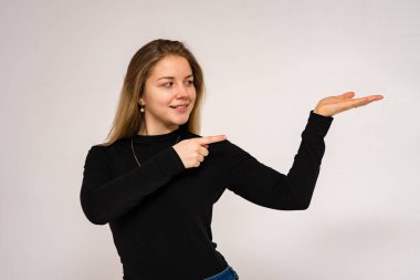 güzel kızı farklı pozlar farklı duygular farklı kıyafetler farklı kökenden gösterir