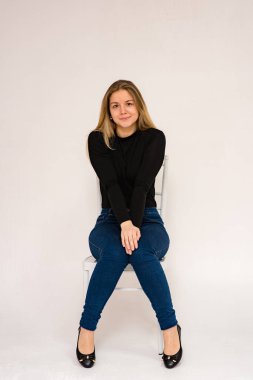 güzel kızı farklı pozlar farklı duygular farklı kıyafetler farklı kökenden gösterir