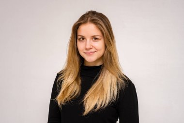 güzel kızı farklı pozlar farklı duygular farklı kıyafetler farklı kökenden gösterir