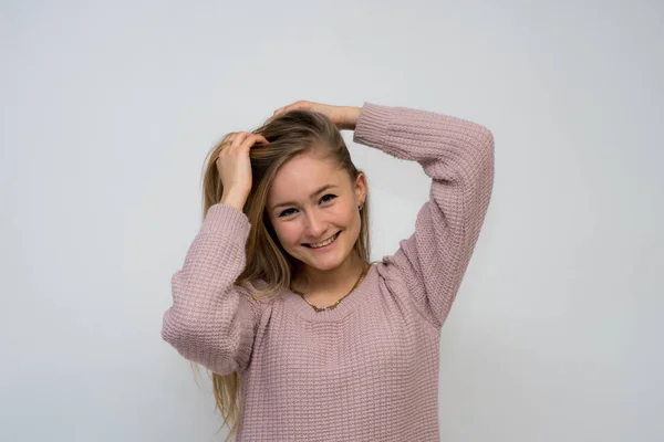 Gadis Cantik Dengan Pose Yang Berbeda Menunjukkan Emosi Yang Berbeda — Stok Foto